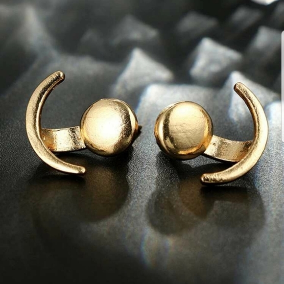 *Prescilla* Round Swing Stud Earring - Picture 4 of 5